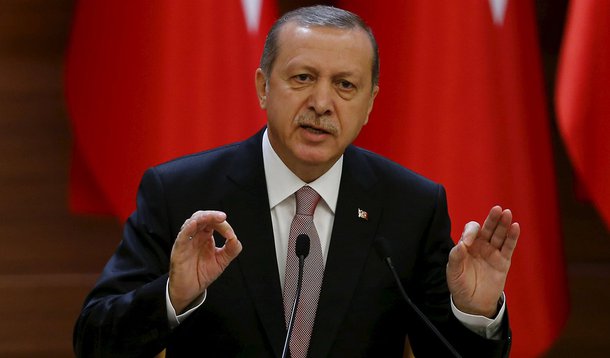 Presidente da Turquia, Tayyip Erdogan, discursa no palÃ¡cio presidencial em Ancara. 26/11/2015 REUTERS/Umit Bektas