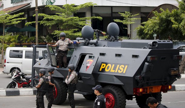 Polícia da Indonésia em local de ataque de militantes islâmicos nesta quinta-feira em Jacarta. 14/01/2016 REUTERS/Beawiharta
