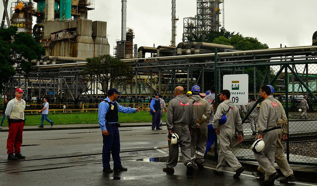 Cubatão(SP) - Trabalhadores terceirizados adentram a refinaria de Cubatão, durante a greve dos petroleitos (Rovena Rosa/Agência Brasil)