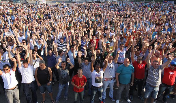 Trabalhadores na Ford aprovam adesão ao Programa de Proteção ao Emprego, o PPE, durante assembleia na fábrica. Acordo também garantiu o retorno de 203 companheiros demitidos. 18.09.15. Foto: Adonis Guerra