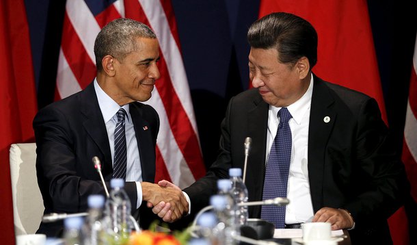 Presidente da China, Xi Jinping, e o presidente dos Estados Unidos, Barack Obama, durante encontro em Paris. 30/11/2015 REUTERS/Kevin Lamarque