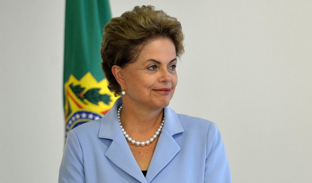 A presidenta Dilma Rousseff recebe atletas e dirigentes de clubes de futebol no Palácio do Planalto, em ato em homenagem à sanção da MP do Futebol (Fabio Rodrigues Pozzebom /Agência Brasil)