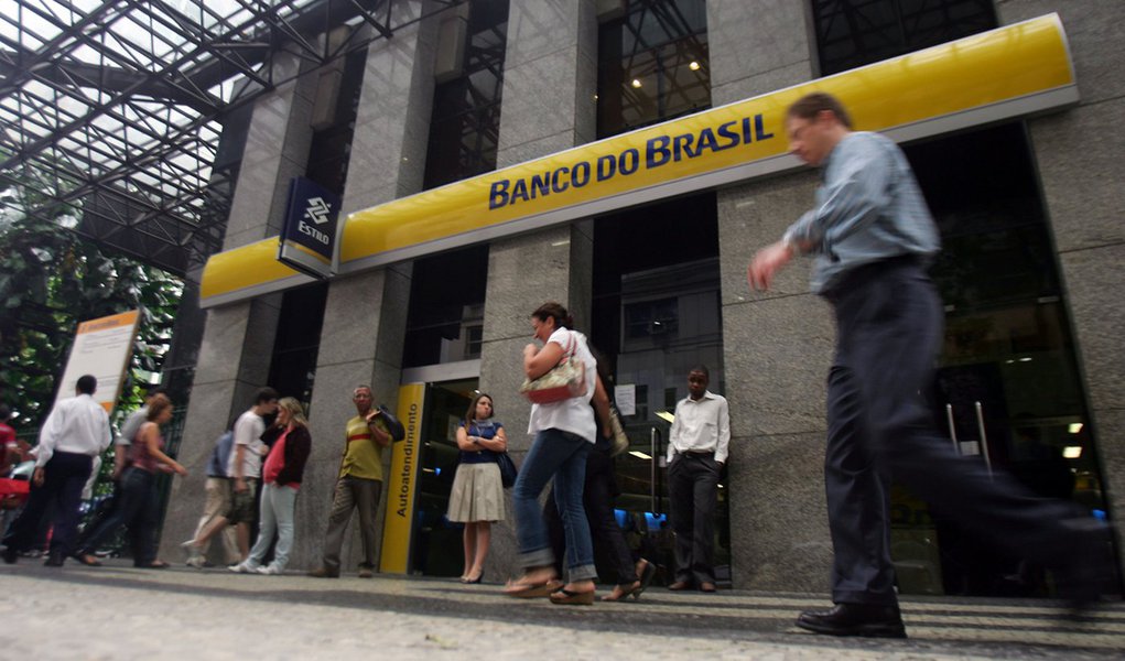 Brasil, Rio de Janeiro, RJ. 22/06/2010. Pedestres caminham em frente � fachada de ag�ncia do Banco do Brasil, no centro do Rio de Janeiro. - Cr�dito:PAULO VITOR/AG�NCIA ESTADO/AE/Codigo imagem:81162