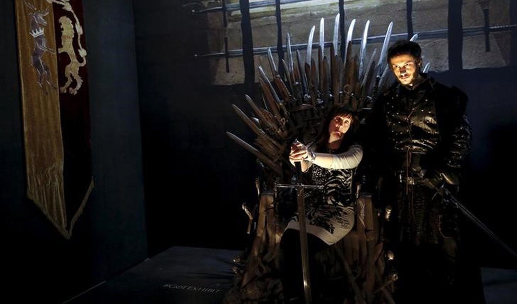 Mulher posa para foto com ator em réplica do Trono de Ferro, em exibição sobre "Game of Thrones" em Madri. 29/04/2015 REUTERS/Susana Vera