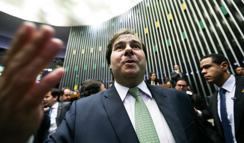 Brasília - Rodrigo Maia cumprimenta deputados após discursar durante sessão para eleição do presidente da Câmara dos Deputados e demais membros da mesa diretora (Marcelo Camargo/Agência Brasil)