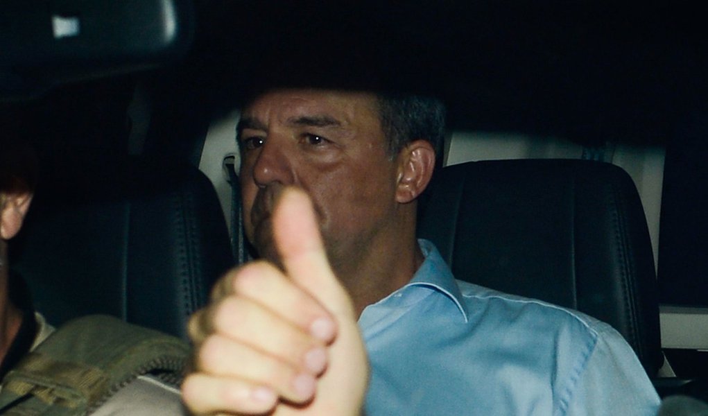 Rio de Janeiro - O ex-governador do Rio de Janeiro Sérgio Cabral é levado preso na operação Lava Jato em viatura da Polícia Federal na sede na Praça Mauá (Fernando Frazão/Agência Brasil)