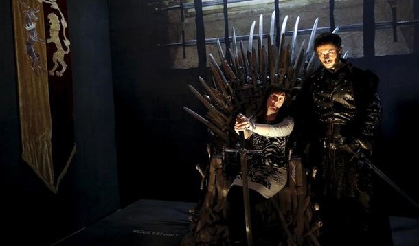 Mulher posa para foto com ator em réplica do Trono de Ferro, em exibição sobre "Game of Thrones" em Madri. 29/04/2015 REUTERS/Susana Vera