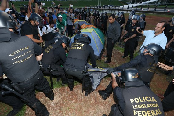 Brasília- DF 21-11-2015 Foto Lula Marques/Agência PT Policia legislativa tira os manifestantes em frente ao congresso. PM tira os manifestantes que pedem o golpe. Deputado Paulo Pimenta e maniestantes comemoram a retirada dos manifestantes.