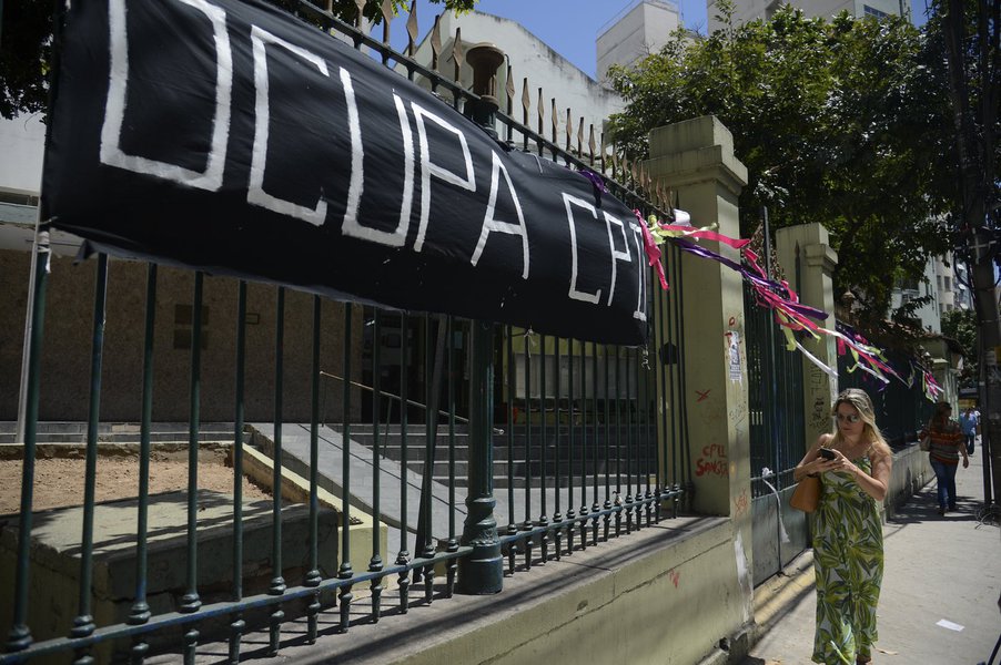 Rio de Janeiro - Estudantes secundaristas do colégio Pedro II, da unidade Humaitá, ocupam a escola desde ontem(31) em protesto contra a PEC 241 e a PEC 55. (Tânia Rêgo/Agência Brasil)
