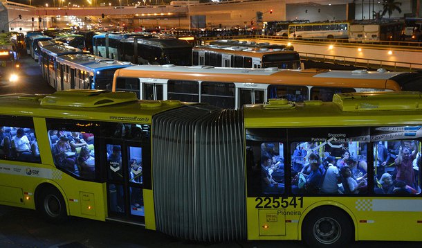 Brasília - Rodoviários fazem uma paralisação relâmpago em solidariedade aos presos durante manifestação de servidores do DF em greve que terminou em confronto com a polícia (Fabio Rodrigues Pozzebom/Agência Brasil)