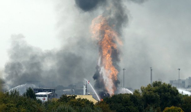 Incêndio e fumaça vistos em fábrica da BASF na Alemanha. 17/10/2016 REUTERS/Ralph Orlowski