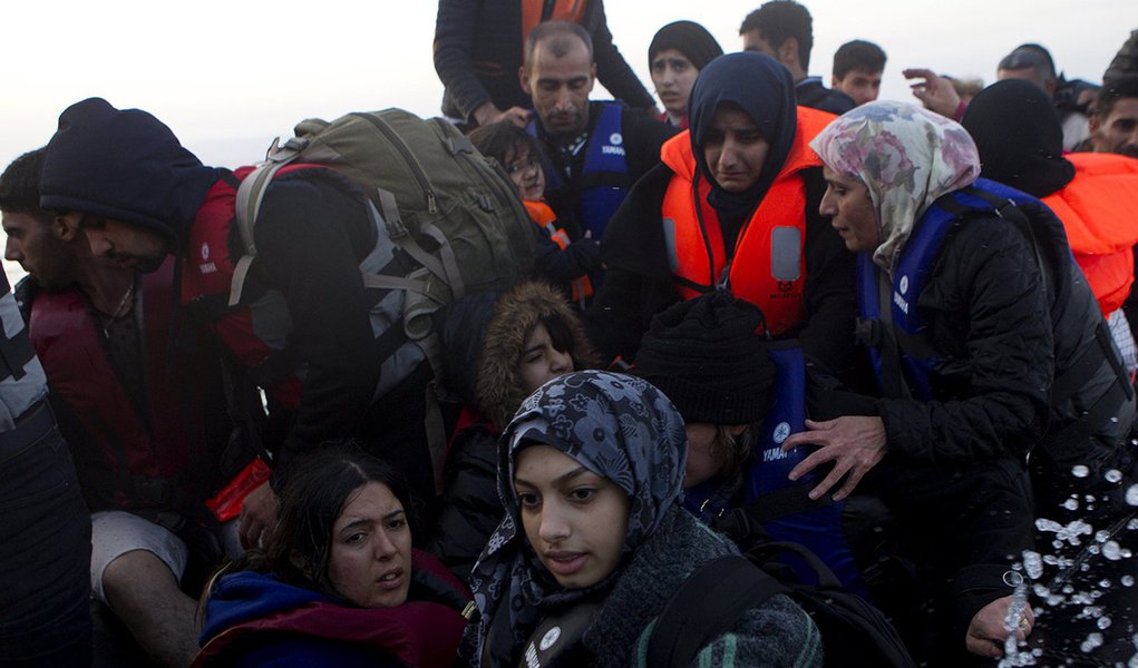 Refugiados e imigrantes chegam Ã  ilha grega de Lesbos. 8/10/2015. REUTERS/Dimitris Michalakis