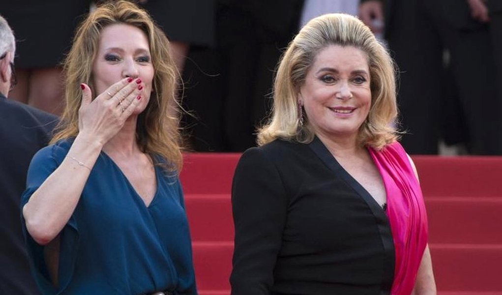 Diretora Emmanuelle Bercot (E) e atriz Catherine Deneuve no Festival de Cannes. 13/5/2015. REUTERS/Yves Herman