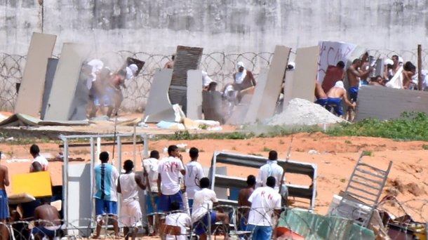 Presos de facções rivais durante rebelião no presídio de Alcaçuz, na grande Natal. 17/01/2017 REUTERS/Josemar Gonçalves