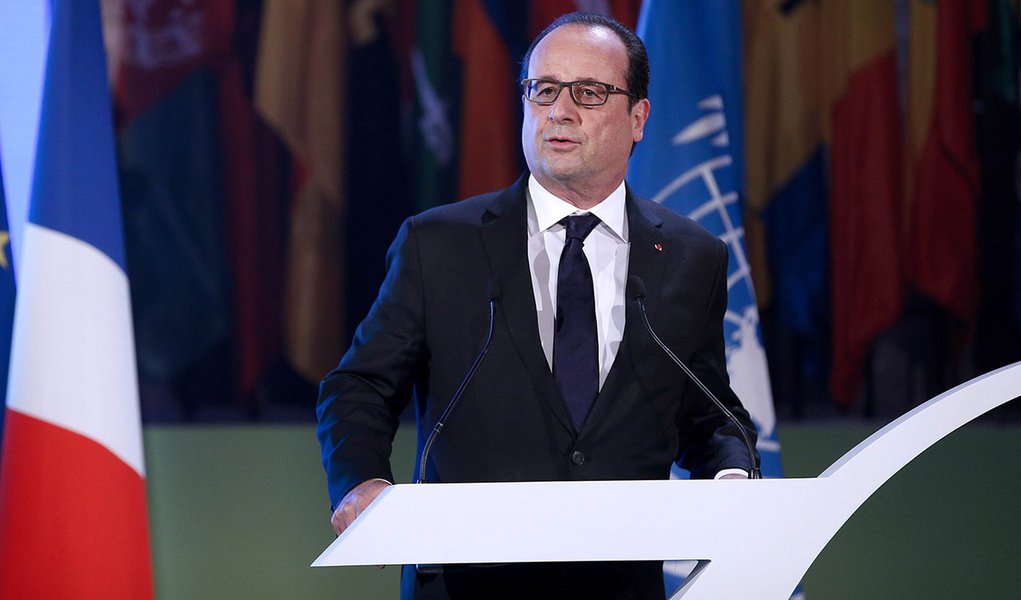 Presidente francês, François Hollande, discursa em Paris. 17/11/2015 REUTERS/Yoan Valat/Pool