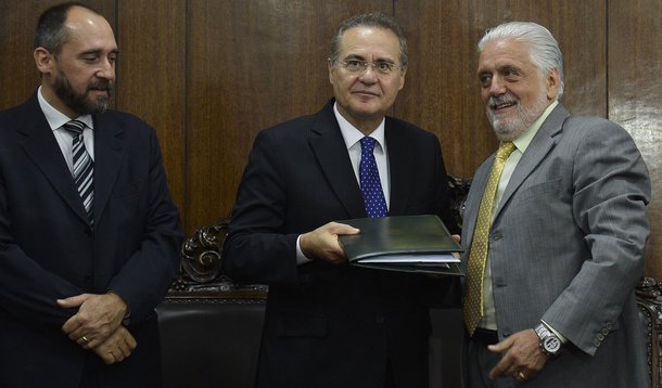 Brasília - O Advogado-Geral da União, Luís Inácio Adams e o ministro,Jaques Vagner entregam ao senador Renan Calheiros, a defesa do governo Dilma no exame das contas relativas a 2014 (Antonio Cruz/Agência Brasil)