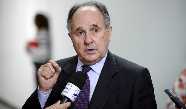 Senador Cristovam Buarque (PDT-DF) concede entrevista, após ser eleito novo presidente da CCT. Foto: Edilson Rodrigues/Agência Senado