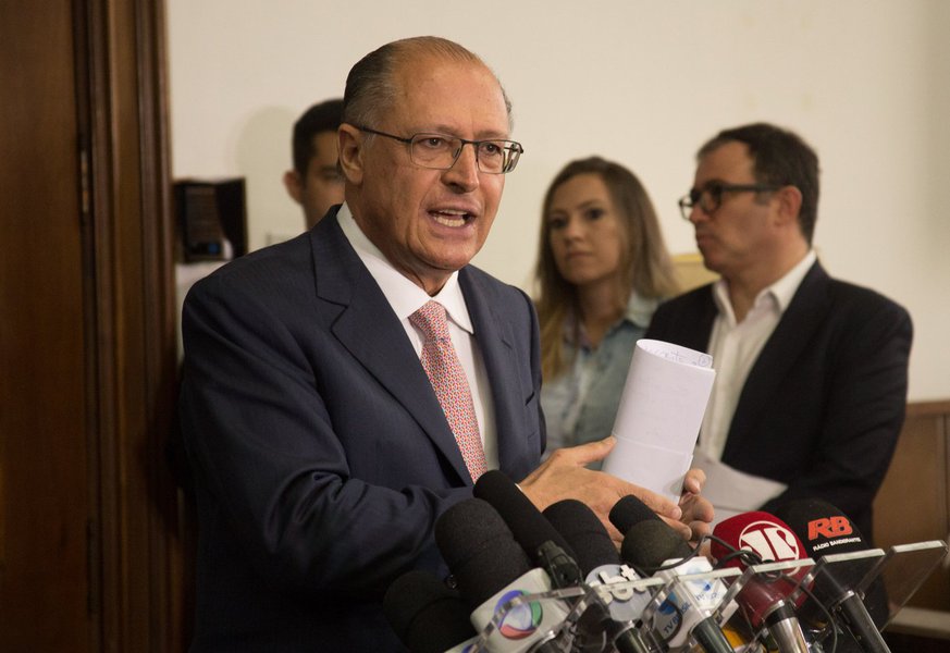04/12/2015- São Paulo- SP- Brasil- O governador Geraldo Alckmin anunciou nesta sexta-feira (4) o adiamento da reorganização escolar. A coletiva foi realizada no Palácio dos Bandeirantes.