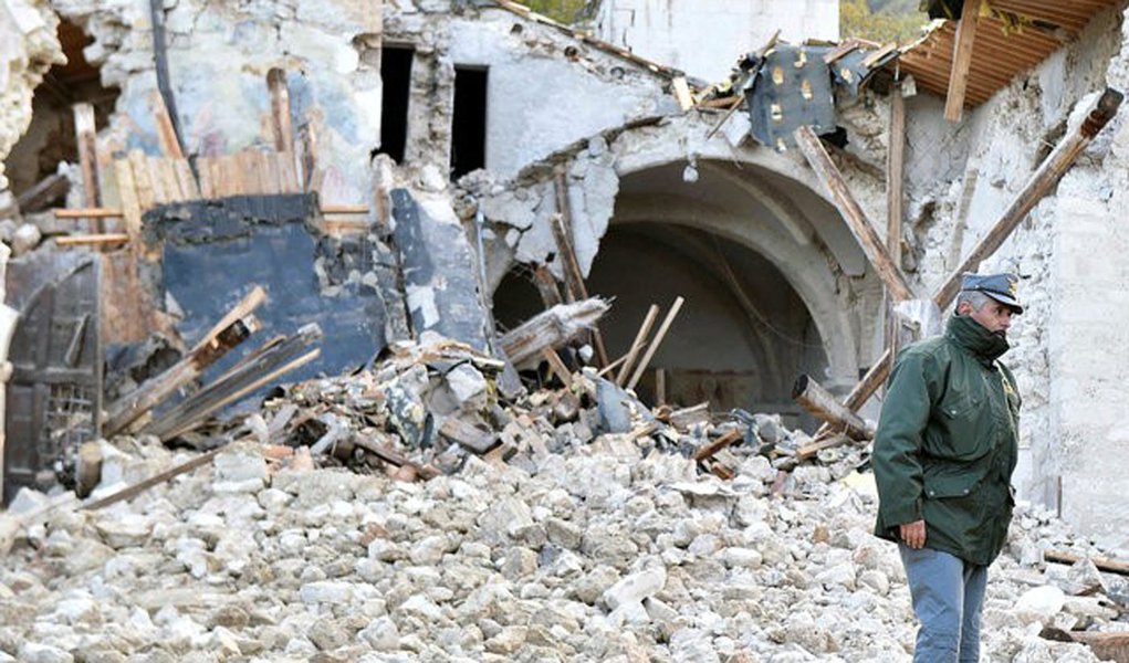 Homem em frente igreja destruída em Campi di Norcia, Itália. 27/10/2016 REUTERS/Emiliano Grillotti