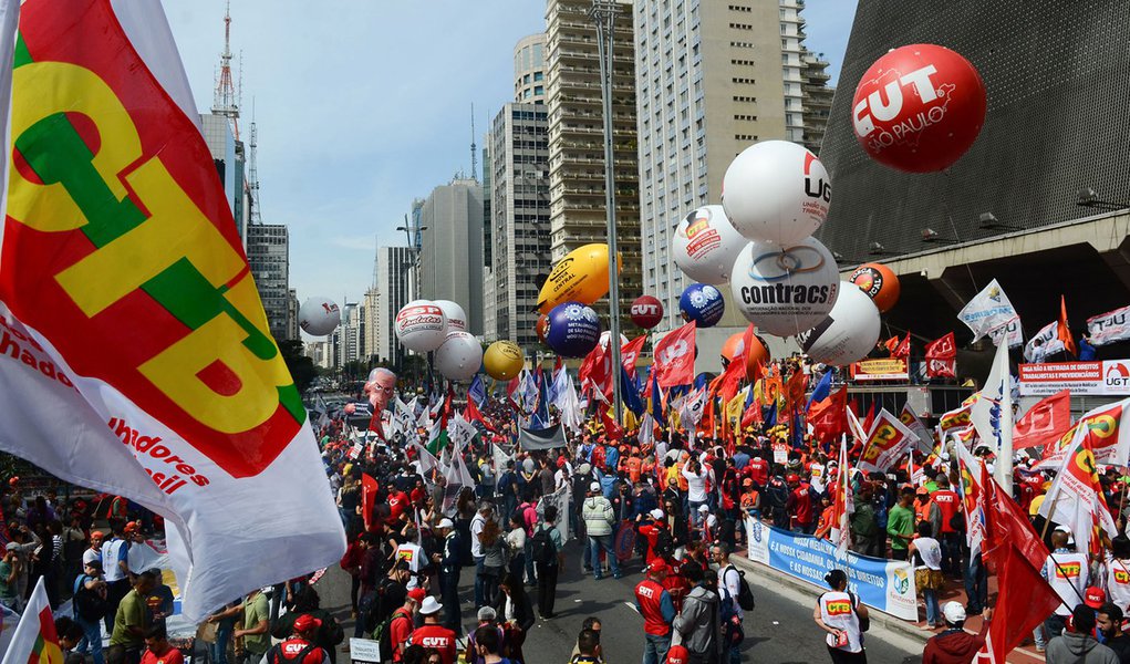 São Paulo - Centrais Sindicais (CUT, CTB, CSP, CGTB, Força Sindical, Intersindical, NCST e UGT) realizam ato Dia Nacional de Mobilização e Luta por Emprego e Garantia de Direitos, na Avenida Paulista (Rovena Rosa/Agência Brasil)