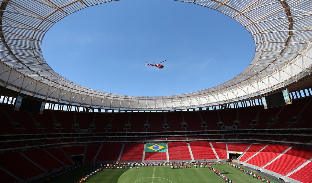 Brasília - Descida da Tocha Olímpica de rapel de helicóptero para o Estádio Nacional de Brasília Mané Garrincha (Fabio Rodrigues Pozzebom/Agência Brasil)