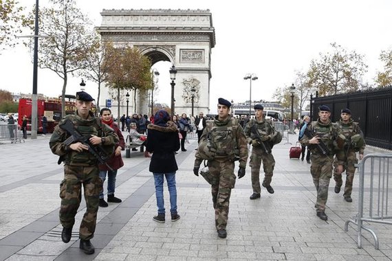 Soldados franceses em frente o Arco do Triunfo, em Paris. 16/11/2015 REUTERS/Charles Platiau