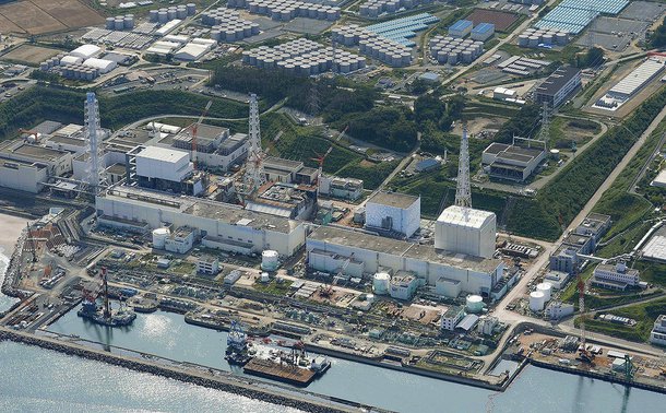 An aerial view shows the Tokyo Electric Power Co.'s (TEPCO) tsunami-crippled Fukushima Daiichi nuclear power plant and its contaminated water storage tanks (top) in Fukushima, in this photo taken by Kyodo August 31, 2013.  Credit. REUTERS/Kyodo