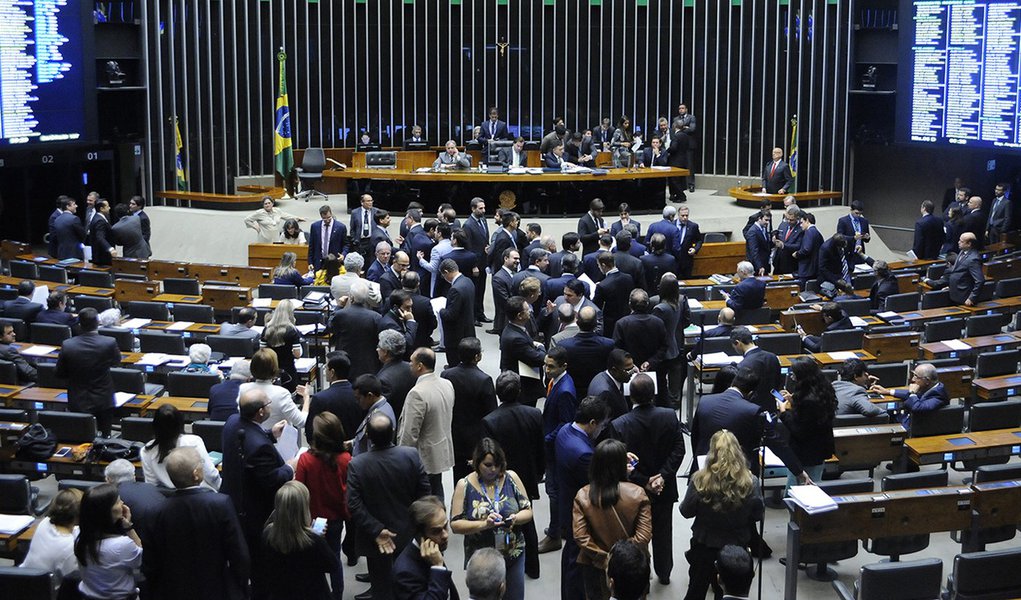 Sessão extraordinária da Câmara dos Deputados para discussão e votação de diversos projetos