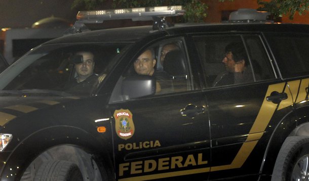 Rio de Janeiro - O banqueiro Andr� Esteves deixa sede da Pol�cia Federal na Pra�a Mau� em dire��o ao Pres�dio Ary Franco (Fernando Fraz�o/Ag�ncia Brasil)