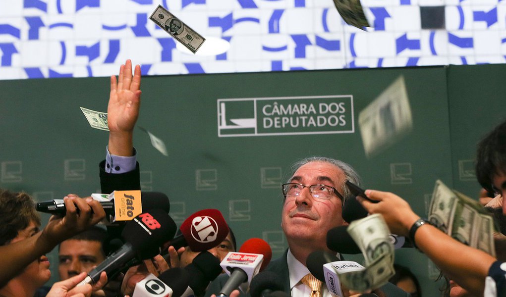 Brasília- DF 04-11-2015 Foto Lula Marques/Agência PT Presidente Eduardo Cunha recebe um pacote de Dollar no rosto, durante entrevista a imprensa no salão verde.