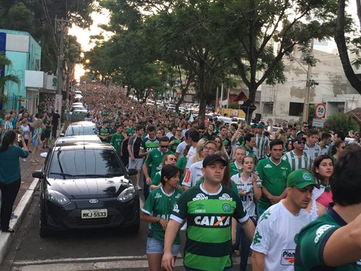 Moradores de Chapecó vão às ruas após tragédia com elenco da Chapecoense