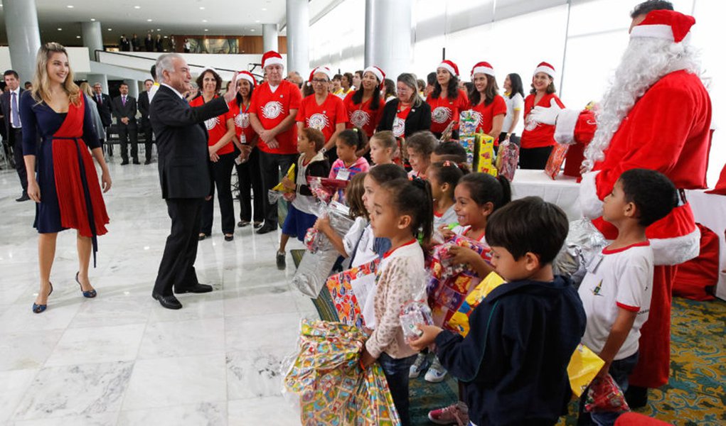 (Brasília, DF 16/12/2016) Presidente Michel Temer e a Primeira-Dama Marcela Temer durante entrega de presentes feita pelo Papai Noel dos Correios. Foto: Beto Barata/PR