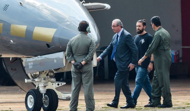 Brasília - O ex-presidente da Câmara dos Deputados, Eduardo Cunha, embarca para Curitiba após ser preso pela Polícia Federal. (Wilson Dias/Agência Brasil)