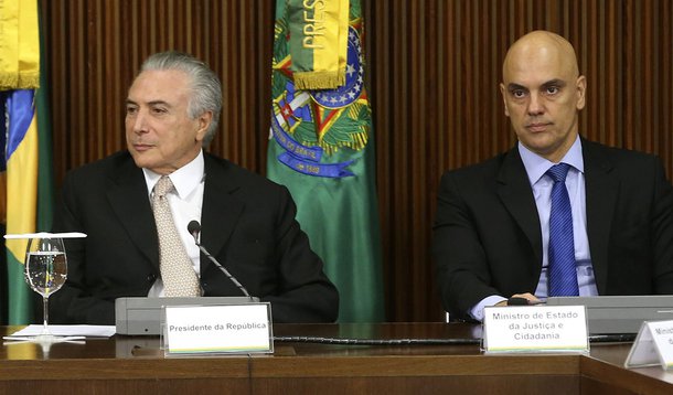 Brasília - Michel Temer coordena primeira reunião com sua equipe após tomar posse na Presidência da República. À direita, o ministro da Justiça e Cidadania, Alexandre de Moraes (Valter Campanato/Agência Brasil)