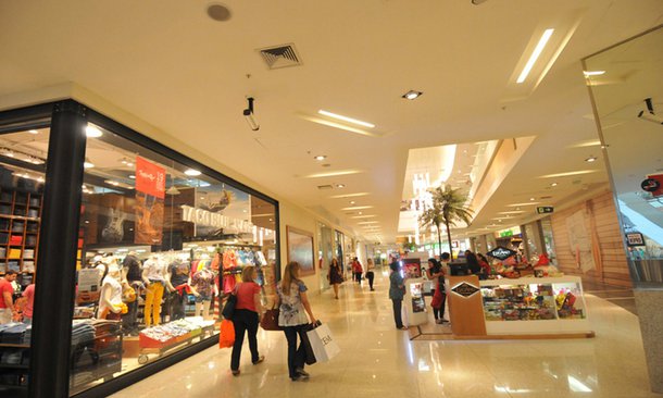 19/03/2015. Credito: Rodrigo Clemente/EM/D.A Press. Brasil. Belo Horizonte - MG. Perfil do frenquentador dos shoppings de BH. Consumidor passa em media, 74 minutos no mall. Na foto, frequentadores do Boulevard Shopping.
