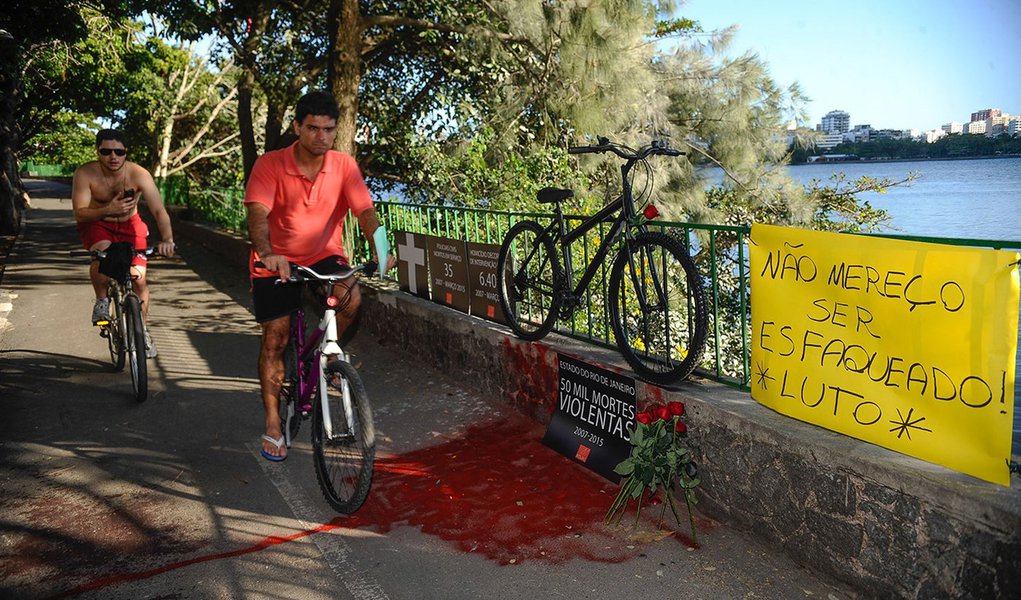 Protesto da ONG Rio de Paz pela morte do médico Jaime Gold, 56 anos, esfaqueado em um assalto na Lagoa Rodrigo de Freitas, quando passeava de bicicleta (Fernando Frazão/Agência Brasil)