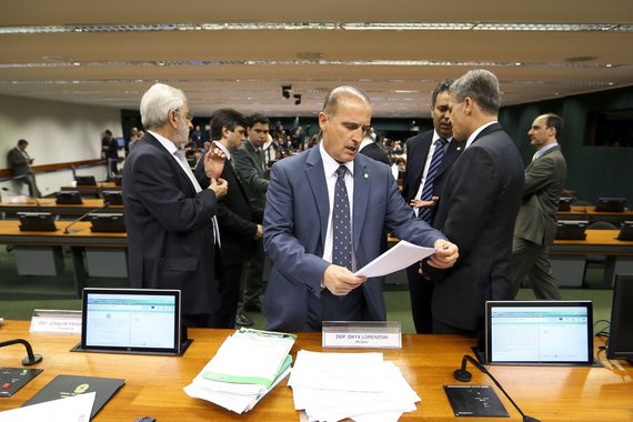 relator da medidas de combate à corrupção, deputado Onyx Lorenzoni, conversa com membros da comissão. A reunião da comissão especial foi cancelada por falta de quorum. (Marcelo Camargo/Agência Brasil)