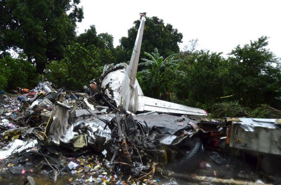 Destroços do avião de carga russo que caiu após decolagem no aeroporto de Juba, no Sudão do Sul. 04/11/2015 REUTERS/Stringer