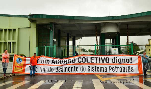 Cubatão(SP) - Grevistas fazem manifestação em frente a refinaria de Cubatão (Rovena Rosa/Agência Brasil)
