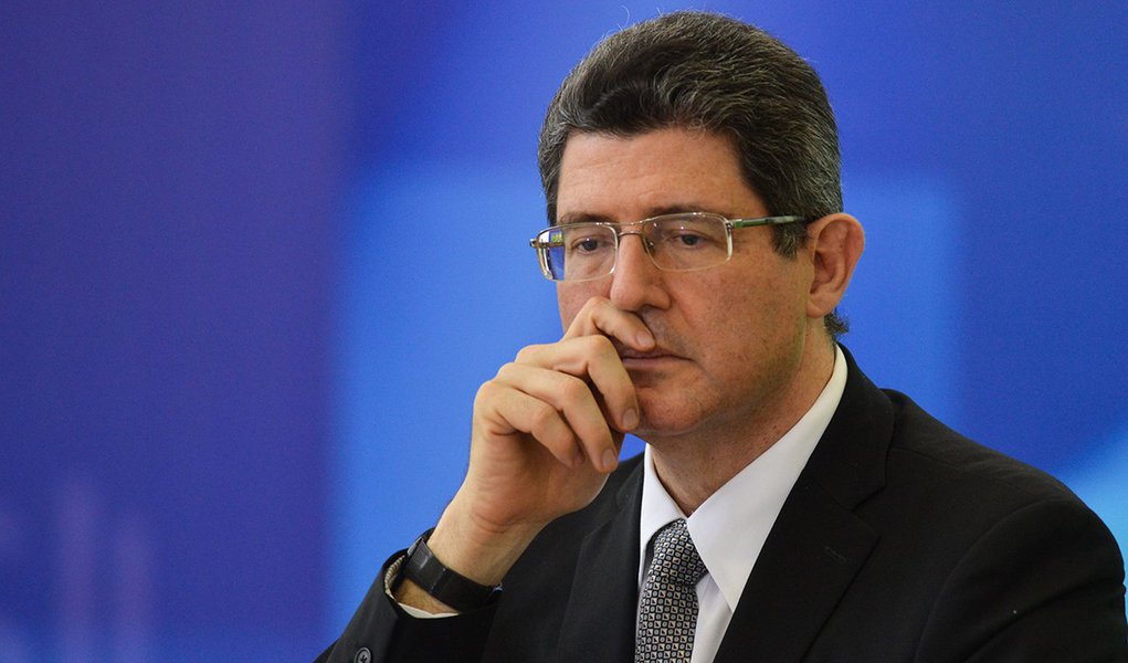 Os ministros da Fazenda, Joaquim Levy; e do Planejamento, Nelson Barbosa; anunciam cortes no Orçamento durante coletiva (Valter Campanato/Agência Brasil)