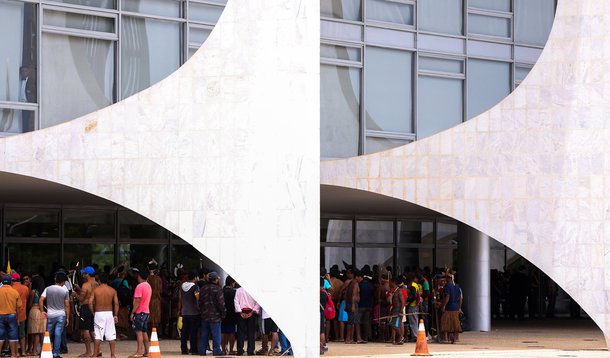 Brasília - Índios e integrantes de comunidades quilombolas fazem manifestação em frente ao Palácio do Planalto (Marcelo Camargo/Agência Brasil)