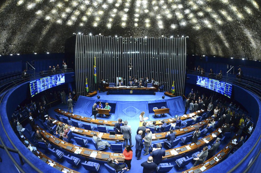 Plenário do Senado durante sessão deliberativa ordinária. Mesa: senadora Lúcia Vânia (PSDB-GO); presidente do Senado Federal, senador Renan Calheiros (PMDB-AL). Foto: Ana Volpe/Agência Senado