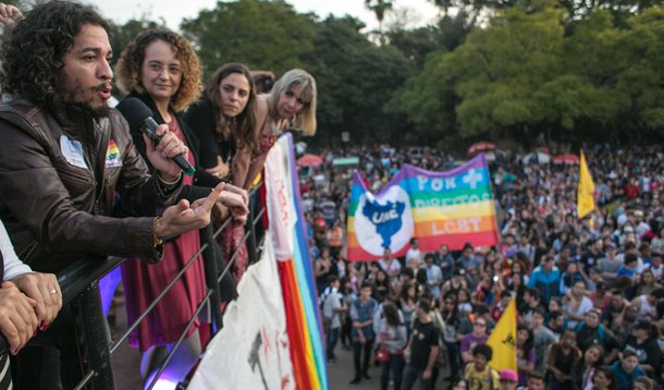 28/06/2015 - PORTO ALEGRE, RS, BRASIL - Parada de luta LGBT na Redenção, com as presenças de Luciana Genro, Jean Willis, Fernanda Melchionna e Manoela D`Ávila. /diversidade / Foto: Guilherme Santos/Sul21