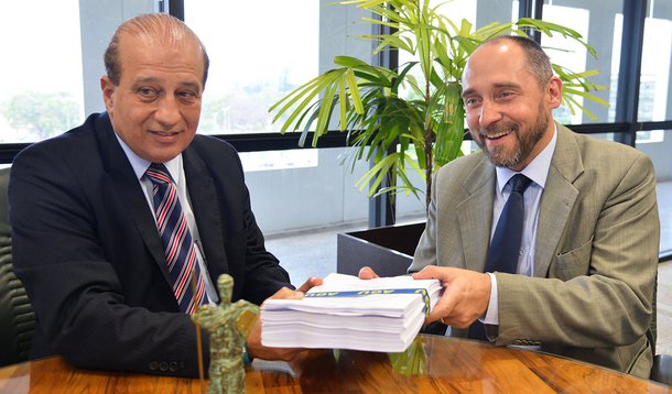 O relator do processo no TCU, ministro Augusto Nardes, recebe do advogado-Geral da União, Luís Inácio Lucena Adams, justificativas sobre as contas do governo de 2014 (Valter Campanato/Agência Brasil)