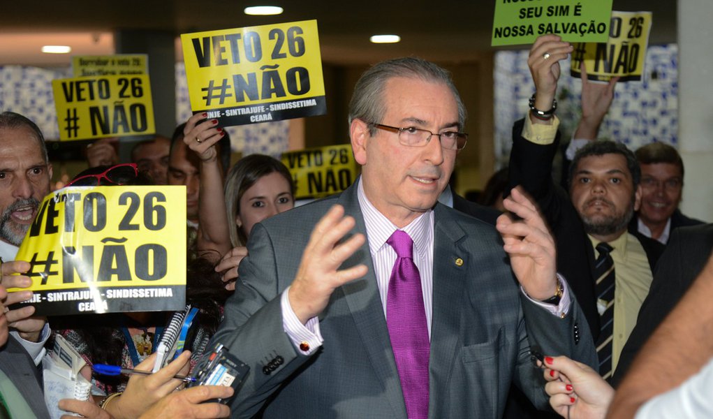 Presidente da Camara, Eduardo Cunha, fala com a imprensa antes de presidir a ordem do dia (Fabio Rodrigues Pozzebom/Agência Brasil)