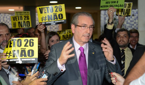 Presidente da Camara, Eduardo Cunha, fala com a imprensa antes de presidir a ordem do dia (Fabio Rodrigues Pozzebom/Agência Brasil)
