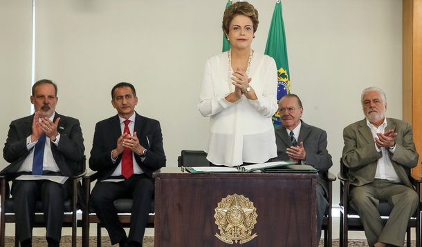 Brasília - DF, 18/12/2015. Presidenta Dilma Rousseff durante assinatura do Decreto que regulamenta a Zona Franca Verde no Palácio do Planalto. Foto: Roberto Stuckert Filho/PR
