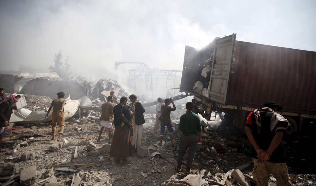 Armazém destruído por ataques aéreos sauditas em Sanaa, no Iêmen. 25/10/2015 REUTERS/Khaled Abdullah