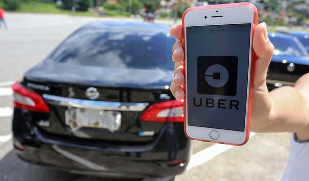 São Paulo, SP 28/03/2016 Manifestação de motoristas do UBER em frente ao Estádio do Pacaembú, na Praça Charles Miller. Foto: Leo Martins