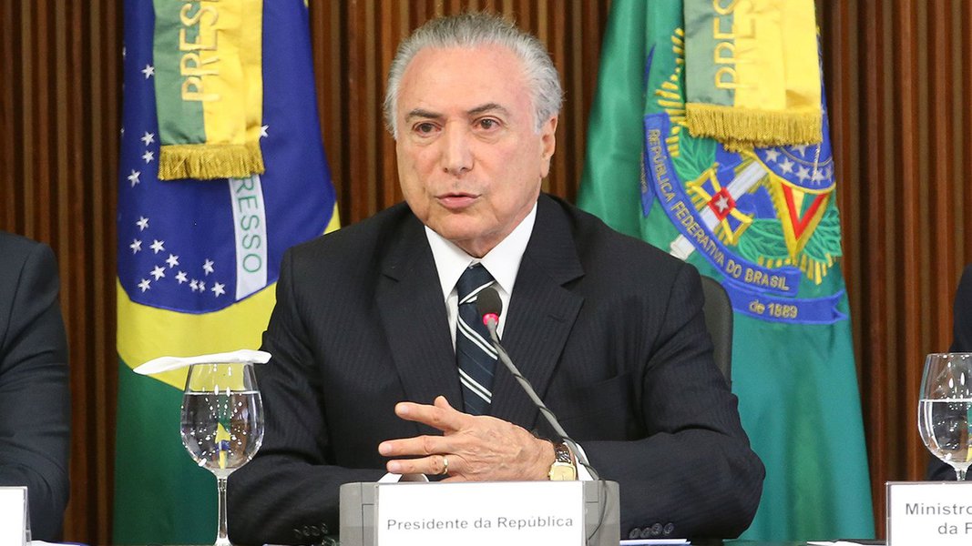 Brasília - O presidente da Câmara, Rodrigo Maia, o presidente Michel Temer e o ministro da Fazenda, Henrique Meirelles durante reunião com integrantes da Comissão de Reforma da Previdência (Antonio Cruz/Agência Brasil)